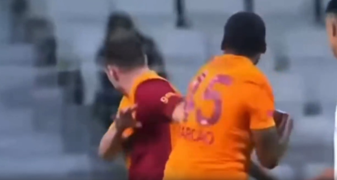 Шокирующее видео: в чемпионате Турции футболист избил одноклубника во время матча
