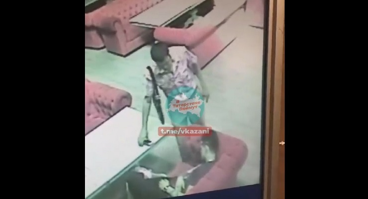 Ограбление уснувшего официанта в Бугульме попало на видео