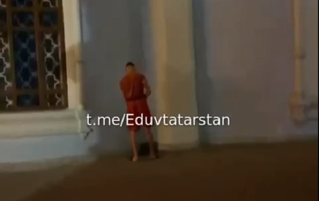 В центре Казани сняли на видео вандала, помочившегося на стены Богоявленского собора