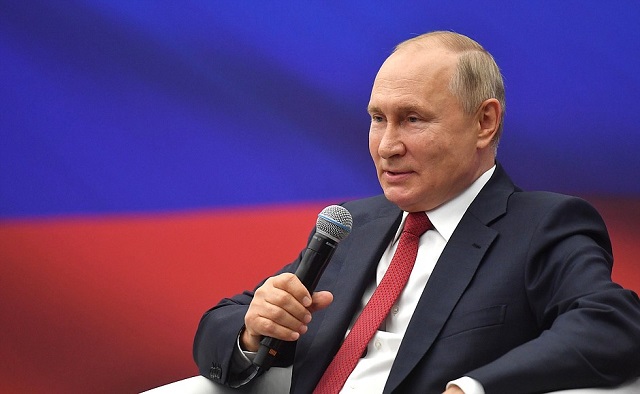 Путин анонсировал выплату в 10 000 рублей для всех пенсионеров — видео