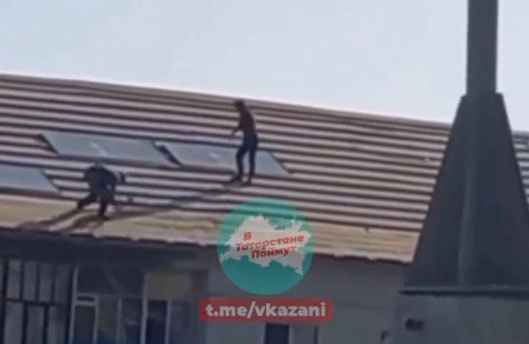 Рабочие без страховки ремонтировали крышу многоэтажки в Казани - видео