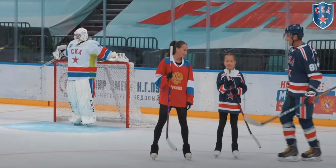 Видео: Алина Загитова сыграла в хоккей с боссом СКА Романом Ротенбергом