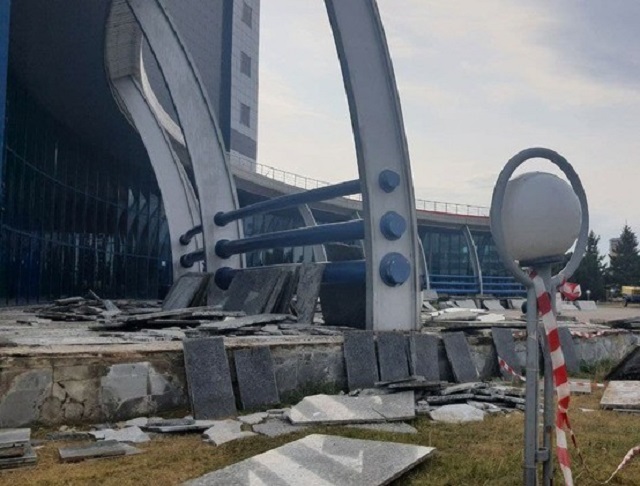 В Казани начали сносить здание КРК «Ривьера»