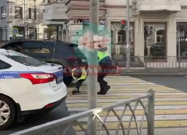  В Казани пьяный лихач на внедорожнике Mercedes сбил инспектора ГИБДД — видео