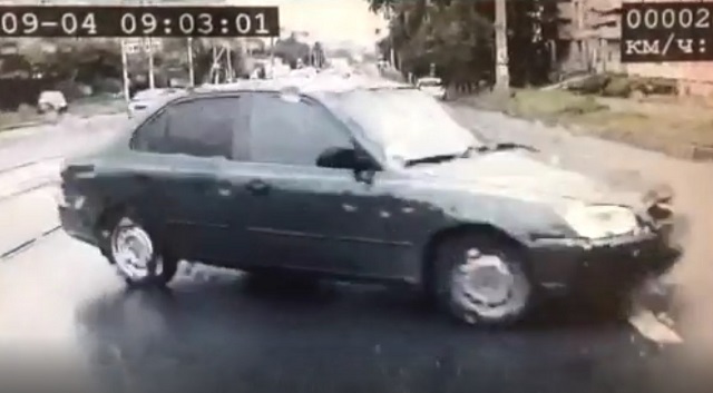 Видео: лихач подрезал водителя автобуса, где кондуктор получила сотрясение мозга