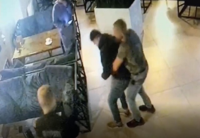 Спасание подавившегося в кафе парня попало на видео