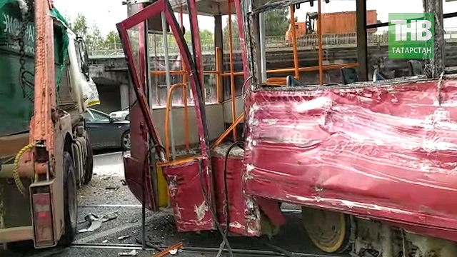 Мусоровоз снес трамвай в Казани – видео