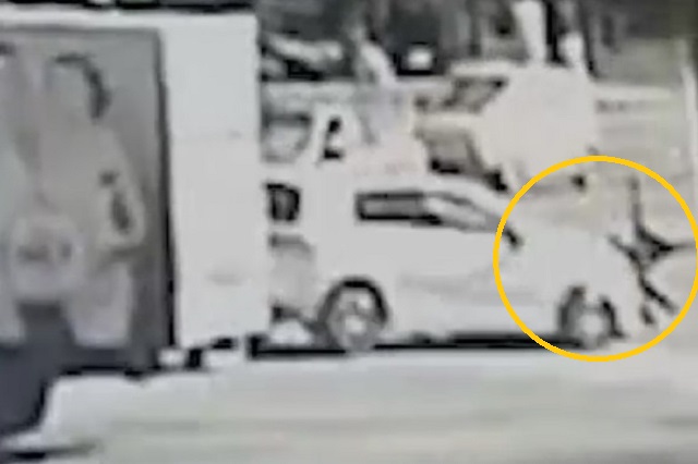 Автохамка на иномарке сбила троих детей на «зебре» и уехала – видео