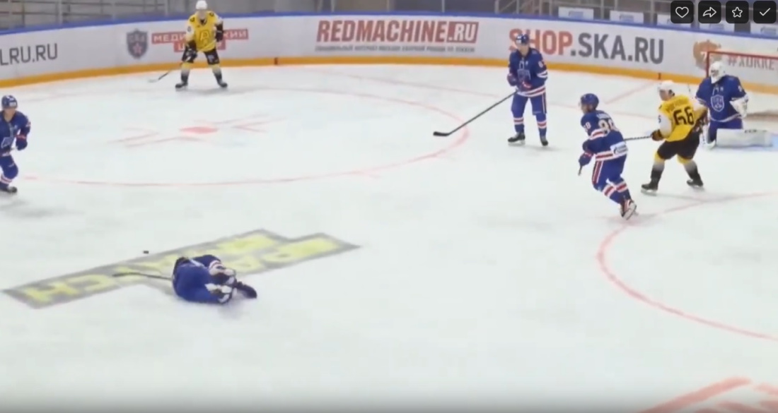 Видео: хоккеист перенес три удара шайбой и получил травму в матче МХЛ