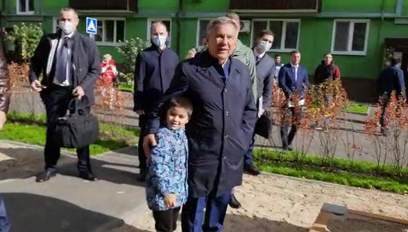 Рөстәм Миңнеханов Казандагы төзекләндерелгән ишек аллары белән танышты