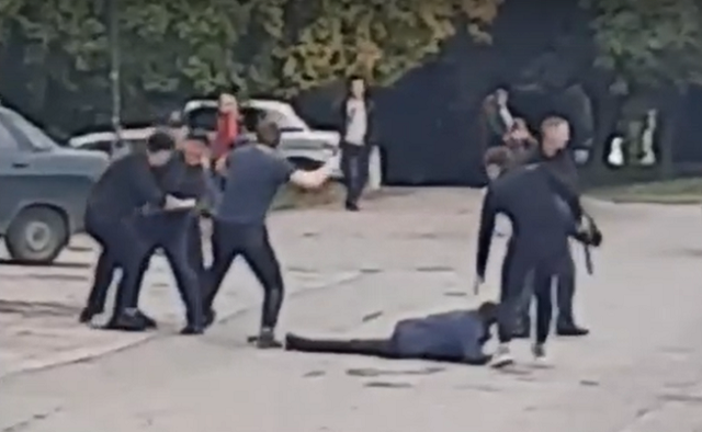 В Кемерово массовая драка с ножами и дубинками попала на видео