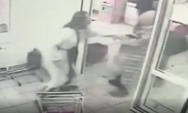 Мужчина в женском платье набросился с топором на покупателей в «Магните» - видео