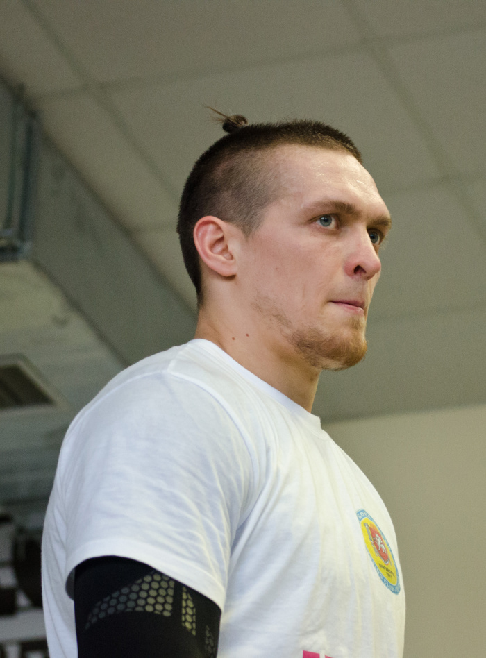Украинский боксер Усик повезет чемпионские пояса в Крым