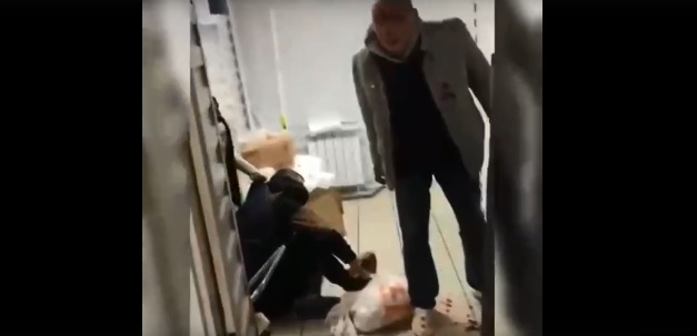 В Подмосковье продавщица «Магнита» жестоко избила заподозренных в краже мужчин – видео