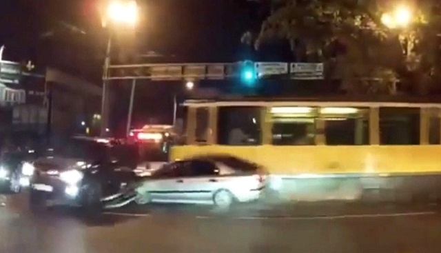 Отказали тормоза: бешеный трамвай устроил массовое ДТП – видео