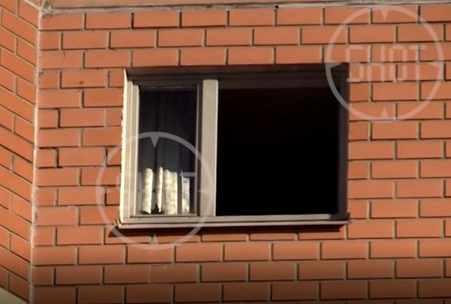 Женщина и двое детей выпали из окна 19 этажа в Москве - видео