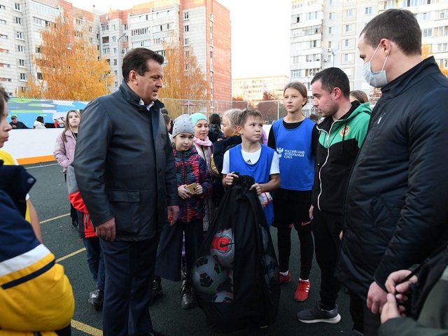 Метшин ознакомился с капремонтом одного из дворов на Ломжинской