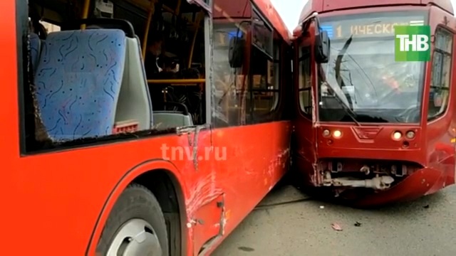 В Казани автобус протаранил трамвай, есть пострадавшие - видео