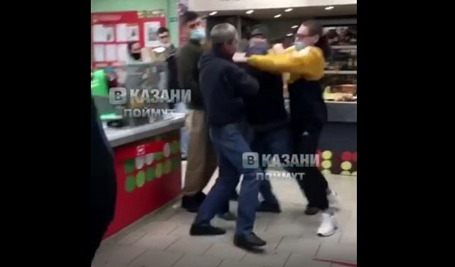 Кулачный бой в «Пятерочке» сняли на видео в Казани