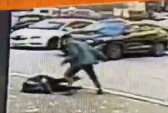 В Челнах избиение бандой парней прохожего под окнами мэрии попало на видео