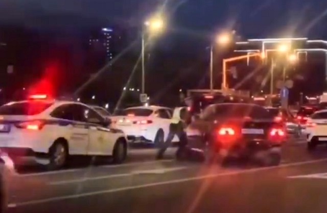 В Казани полицейские не смогли задержать лихача на чёрном «бумере» - видео