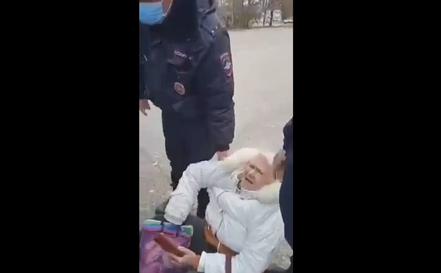 В Башкирии полицейские грубо скрутили пенсионерку за нарушение самоизоляции - видео
