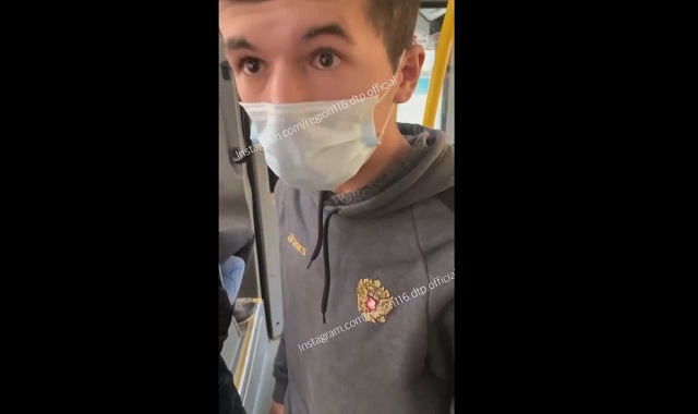 Кулачный бой между кондуктором автобуса и пассажиром сняли на видео в Казани