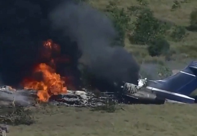 В рухнувшем в Техасе самолете с людьми на борту чудом никто не погиб – видео