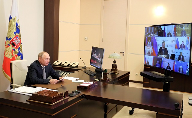 Видео: Путин обсуждает введение новых антиковидных мер в России